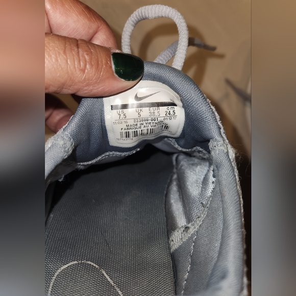 *Black Friday Sale* Nike 833666-001 Size 7.5 - Picture 3 of 4